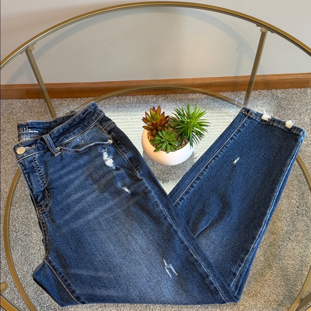 Time and Tru Mid-Rise Distressed Jeans Size 4 - Picture 16 of 16